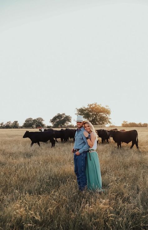 Cow Couple Pictures, Hill Country Engagement Photos, Classy Country Engagement Photos, Engagement Pictures With Cows, Farmer Engagement Photos, Cow Family Pictures, Country Photoshoot Ideas Family, Spring Engagement Photos Outfits Country, Family Pictures With Cows