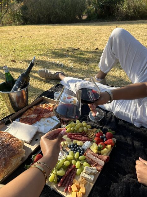 Double Dates Aesthetic, Picnic Romantic, Romantic Picnic Food, Breakfast Picnic, Picnic Dates, Picnic Date Food, Dates Ideas, Picnic Inspo, Sunset Picnic