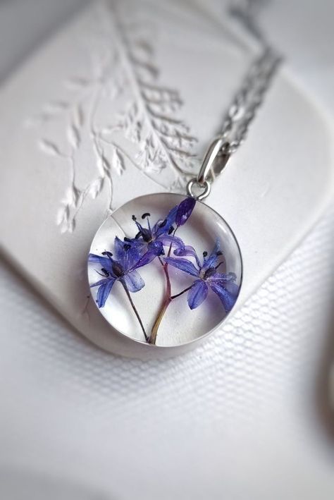 Dried Flowers Resin, Resin Pendant Diy, Jewels Diy, Real Flower Necklace, Flowers Resin, Floral Resin, Flowers Jewelry, Resin Pendant Necklace, Diy Resin Projects