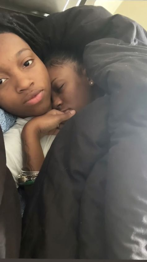 Stud Couple Photos, Wlw Black Couple, Lgbtq Girlfriend Goals Photos, Stud And Girlfriend Mood, Stud And Fem Pfp Couple, Stud Girlfriend Goals, Stud Relationship Goals, Stud Fem Couple, Poc Wlw