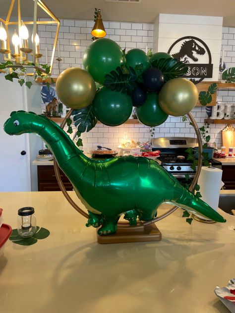 Dinosaur Balloon Centerpieces Ideas, Dino Birthday Party Centerpieces, Dinosaur Themed Birthday Party Centerpiece, Dino Entrance Decor, Jurassic Centerpieces, Dinosaur Balloon Centerpieces, Dino Party Centerpiece Diy, Plush Centerpiece Ideas, Jurassic Park Balloon Arch