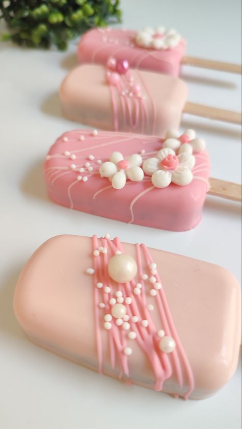 Pink Cakesicles Ideas, Pink Cakesicles Ideas For Birthday, Elephant Cakesicles, Cake Cycle Pops, Pink Cakesicles, Popsicle Cake Pops, Pink Cakepops, Birthday Cakesicles, Gourmet Candy Apples