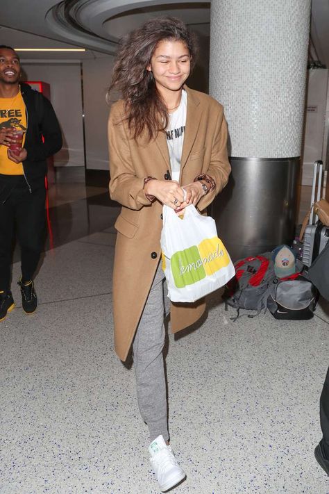 Zendaya Airport, Celebrity Travel Style, Mode Zendaya, Airport Chic, Zendaya Style, Winter Travel Outfit, Travel Outfits, Celebrity Travel, Chrissy Teigen