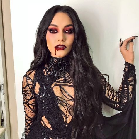 Vampire Costume Women, Vampire Makeup Halloween, Halloweenský Makeup, Vampire Look, Vampire Halloween Costume, Vampire Makeup, Halloween Fest, Halloween Coustumes, Gothic Chic