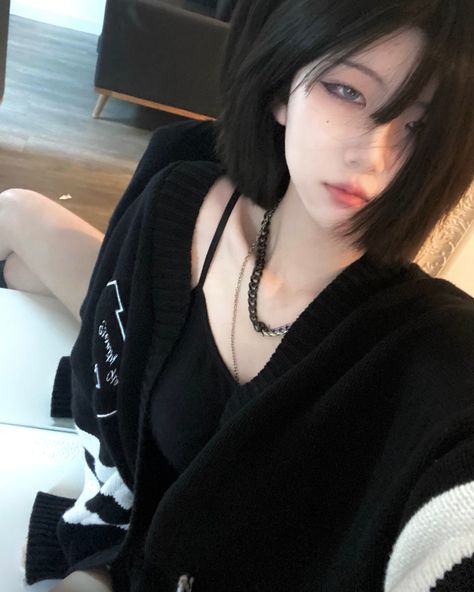 Big Goth Girlfriend, Proportion Reference, Head Proportions, Goth Girlfriend, Short Bob Hair, Bob Hair, Girls Love, Short Bob Hairstyles, Short Bob