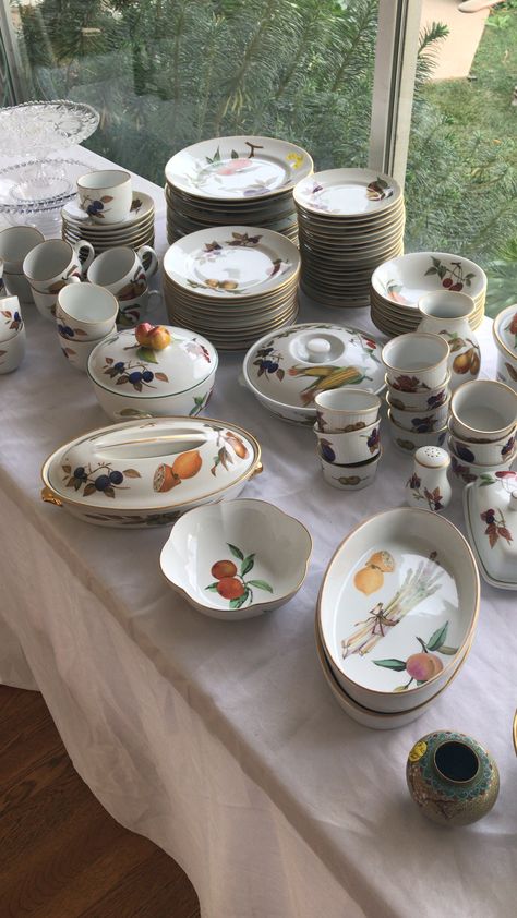 Evesham Royal Worcester Fine Porcelain, 1961 Table Setting With Royal Worchester Evesham, Lenox Butterfly Meadow Table Setting, Royal Worcester Porcelain, Gold Table Setting, Butterfly China Set, Herend Queen Victoria, Royal Haeger Pottery Vintage, Dream Future, English China