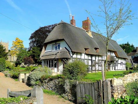 House With A Garden, British Cottage, Cotswolds Cottage, Thatched House, Storybook Cottage, Country Cottage Decor, Homburg, English Cottage Garden, Ancient Buildings