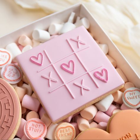 Naughts And Crosses, Valentine Cookies Decorated, No Bake Sugar Cookies, Cross Cookies, Relationship Anniversary, Valentine Sugar Cookies, Valentines Baking, Royal Iced Cookies, Iced Sugar Cookies