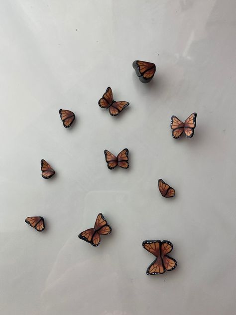 Butterfly Clay Art, Air Dry Clay Charms, Butterfly Polymer Clay, Polymer Clay Butterfly, Clay Butterfly, Easy Clay Sculptures, Butterfly Magnet, Clay Magnets, Diy Butterfly