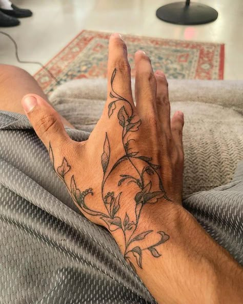 Coolest Hand Tattoos for Men Leg Tattoos Angel, Vine Hand Tattoo, Earthy Tattoos, Artsy Tattoos, Man Tattoo, Petite Tattoos, Vine Tattoos, Inspiration Tattoos, Traditional Ink