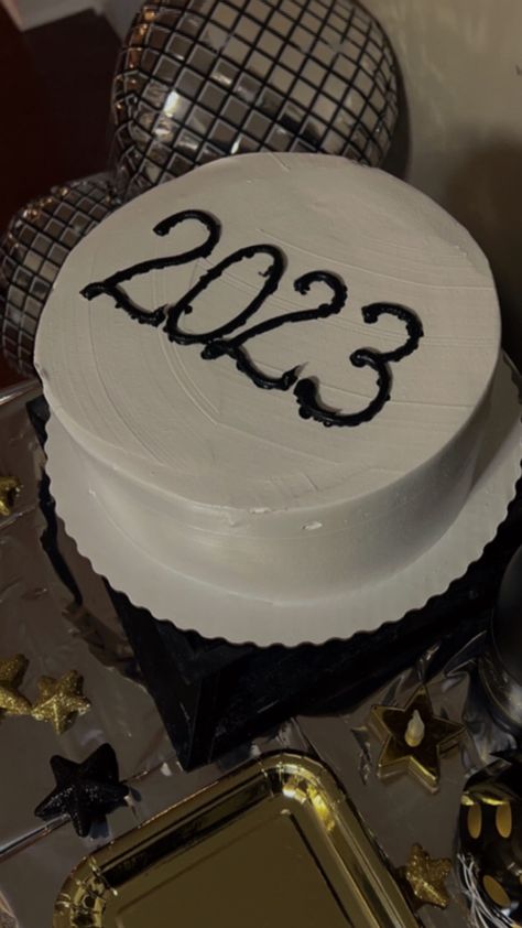 simple cake | round cake | new years eve | new years | 2023 | aesthetic | New Year Cake Aesthetic, New Years Cake Ideas 2024, New Years Eve Cake Ideas Simple, New Years Eve Cake Ideas, New Year Eve Cake, New Years Cake Decorating, Happy New Year Cake Design, New Year’s Eve Cake, Nye Cake