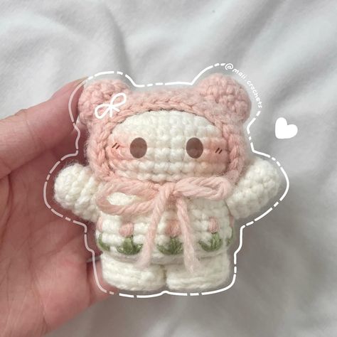 ʕっ•ᴥ•ʔっ♡ my boris test for @bondinbuds Hihi! Here’s my first test for @bondinbuds ! When I first got the bunny pattern I fell in love, but as soon as I saw the pattern for Boris I loved it even more! The pattern was so adorable as I love bears so much hehe🧸 so I made it in my favorite color pink with tulip embroidery for fun!🎀 Please go check it out as it was amazing yippee!!!💗 ˚ʚ🧸ɞ˚ ᯓ ᡣ𐭩 pattern by: @bondinbuds ˚₊· ͟͟͞➳❥ #crochet #crochetlove #crochetersofinstagram #crocheter #crochetb... Crochet Plushies Bear, Knitting Cute Things, Crochet Plushies Cute, Cute Amigurumi Free Pattern, Pink Crochet Ideas, Embroidery Bear, Tulip Embroidery, Crochet Doll Tutorial, Easy Crochet Animals