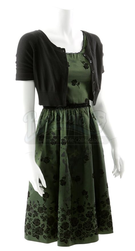 Bella Swan’s Blood-Stained Party Costume - Current price: $1100 Bella Swan Clothes, Bella Swan Outfit, Sabrina Spellman Style, Swan Birthday, Twilight Outfits, Twilight Saga New Moon, Swan Dress, Fairy Style, Bella Swan