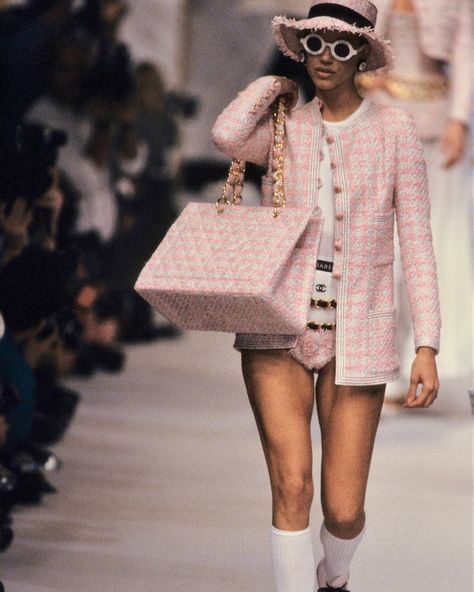 @virgomood on Instagram: “Emma Sjoberg, Chanel 1993” Model 90s, 80s Chic, Chanel 90s, Chanel Blazer, Chanel Runway, 90s Runway Fashion, Runway Fashion Couture, Pink Chanel, Chanel Spring