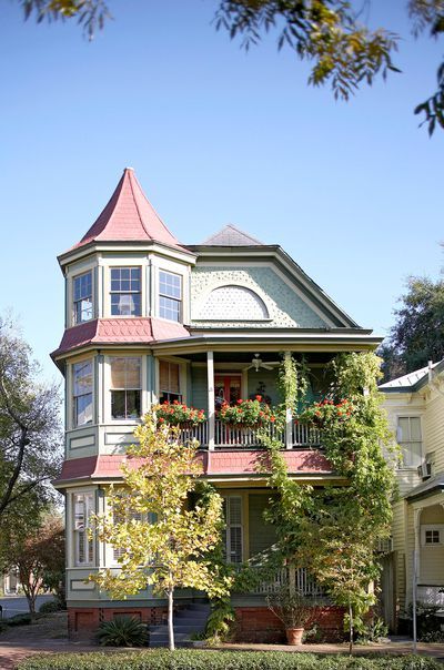 Kitchens Cottage, Victorian Paint Colors, Victorian House Colors, Cottage Houses, Cottage Bathroom Ideas, Victorian Porch, Cottage Interior Design, Cute Cottages, Victorian Style House