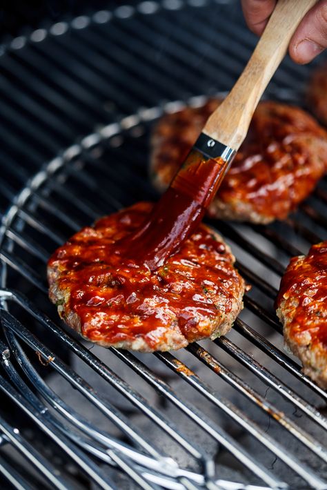 Burgers with bourbon basting sauce Double Burger, Cheese Burgers, Basting Sauce, Bourbon Sauce, Cheeseburger Recipe, Double Cheeseburger, Plant Based Burgers, Red Onion Salad, Mexican Street Corn