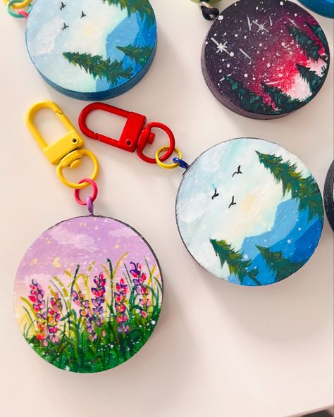 Cute Colorful Nature Keychains 🔑🌲🏞️🌄 Made from wood, painted with acrylics and uv resin for strong protection. #annawanderart #acrylicpainting #acriliconwood #keychainsforsale #cutekeychain #handpainted #handpaintedkeychain #lovemykeychain #handmadewithlove #produsinromania #dichisar #susținemproducătoriilocali #handmadeuk #loveforcolor Hand Painted Wooden Keychain, Painted Keychain Ideas, Keychain Painting Ideas, Keychain Painting, Chain Painting, Fondant Flower Tutorial, Diy Keychains, Colorful Nature, Wood Keychain