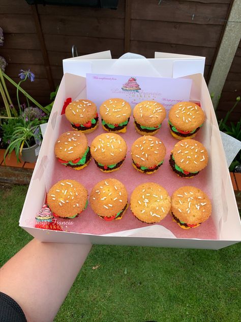 Crabby Patty Cupcakes, Spongebob Birthday Desserts, Krabby Patty Cupcakes, Spongebob Birthday Treats, Spongebob Themed Food Ideas, Spongebob Cupcakes Ideas, Spongebob Desserts, Spongebob Cupcake Cake, Spongebob Wedding