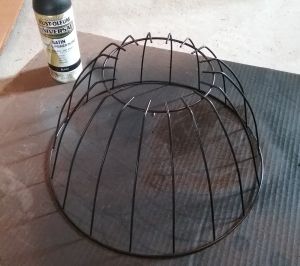 Chicken Wire Cloche Diy For Garden, Wire Garden Cloche, Upcycled Outdoor Decor, Diy Garden Cloche Ideas, Garden Cloche Diy, Chicken Wire Cloche Diy, Diy Cloche Ideas, Diy Cloche, Chicken Wire Cloche