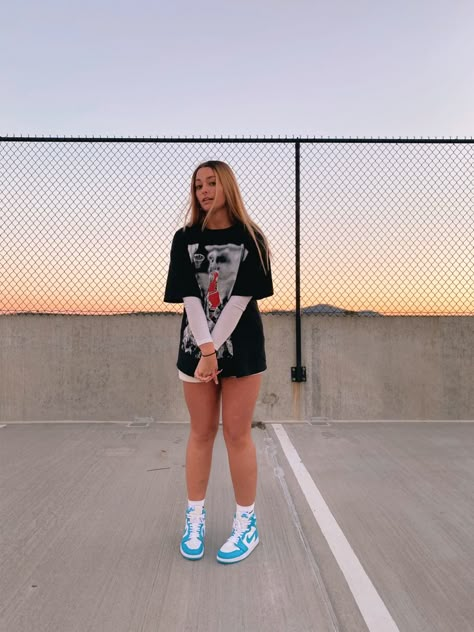 High Top Air Jordans Outfit, Summer Jordans Outfit, Jordan 1 Summer Outfit, Dunk High Top Outfit, High Top Jordans Women Outfit, Outfits To Wear With Blue Jordan 1s, Classy Jordan Outfits, Outfit Con Tenis Jordan, Style Air Jordan 1 Women Outfit