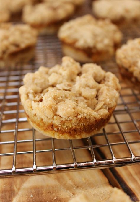 Pumpkin Pie Streusel Cookies. These Pumpkin Pie Streusel Cookies are easier to make than Pumpkin Pie and taste lots better! Even if you don’t like pumpkin pie, you’ll love these! #pumpkindessert #pumpkinrecipes #fallrecipes #pumpkincookies #cookierecipes #pumpkinpie #pumpkinpiecookies Pumpkin Pie Streusel, Streusel Cookies, Pumpkin Streusel, Pumpkin Pie Cake, Cookies Pumpkin, Pumpkin Pie Cookies, Cheesecake Oreo, Pie Cookies, Pumpkin Pie Filling