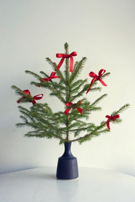 20 Miniature Christmas Trees Ready To Test Your DIY Skills Christmas Tree With Bows, Tree With Bows, Mini Christmas Tree Diy, Christmas Color Schemes, Tiny Christmas Trees, Big Christmas Tree, Large Christmas Tree, Miniature Christmas Trees, Christmas Feeling