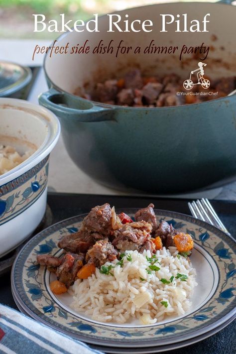 This baked rice recipe is the perfect side dish for a dinner party. It can be combined with almost anything and it is quickly cooked in the oven in 20 minutes. You can enjoy your guests while a delicious dinner is cooking. Baked Rice Pilaf, Authentic French Recipes, Recipe Risotto, Black Rice Recipe, Oven Baked Rice, Broccoli Cornbread, Side For Dinner, Arancini Recipe, Rice Pilaf Recipe