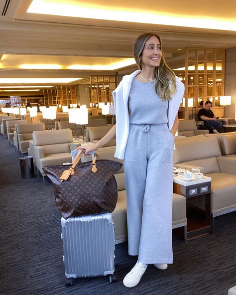 Chic Airplane Travel Outfits, Airplane Travel Outfit Ideas, Australia Summer Outfits, Cute Airport Outfit, Chic Travel Outfit, Knit Loungewear Set, Flight Outfit, Airport Travel Outfits, Comfy Travel Outfit