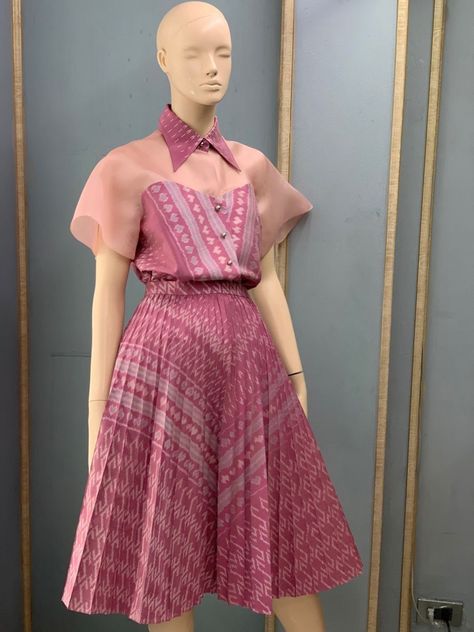 Thai Silk Dresses Design, Thai Silk Dresses Modern, Thai Fashion Modern, Batik Dress Design, Tenun Dress, Model Dress Batik, Modern Filipiniana Dress, Batik Dress Modern, Thai Silk Dresses