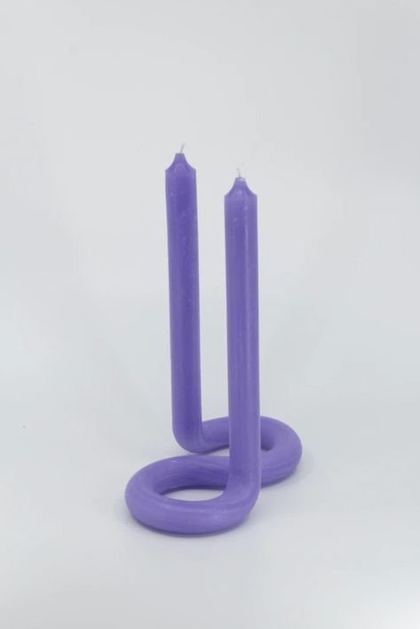 The twist candles use the flexibility of wax. Candles are usually straight and therefore need a base. In this project Lex Pott tried to combine both Lex Pott Candles, Twist Candles, Twisted Candles, Candle Modern, Twist Candle, Modern Room Decor, Candle Plate, Lavender Candle, One Candle