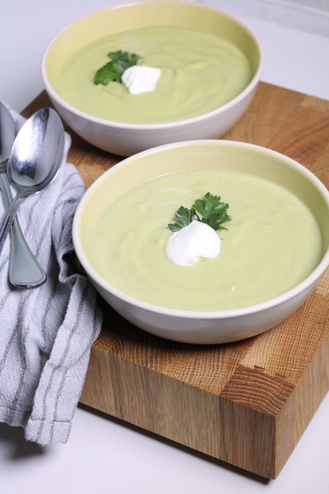 Zucchini, Cauliflower and Leek Soup Zucchini Cauliflower Soup, Broccoli Cauliflower Leek Soup, Easy Vegetarian Soup, Cauliflower And Leek Soup, Clean Soups, Chemo Diet, Soup Cauliflower, Cream Soups, Leek Recipes