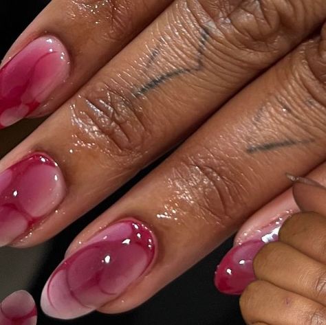 Pink Detail Nails, Designs For Natural Nails, Airbrush Short Nails, Cool Pink Nails, Cute Airbrush Nails, Pink Airbrush Nails Short, Short Acrylic Nails Airbrush, Simple Natural Nails, Brown And Pink Airbrush Nails