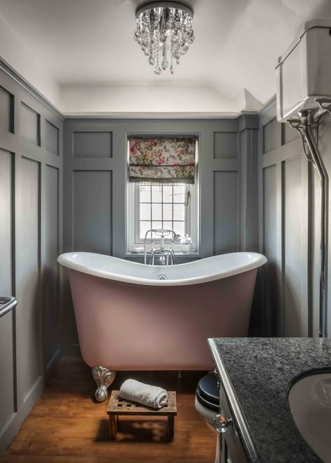 English Country Bathroom, Country Bathroom Designs, Country Style Bathrooms, Cottage Bathroom Ideas, Small Bathtub, Compact Bathroom, Roll Top Bath, Cottage Bathroom, Parisian Vibes