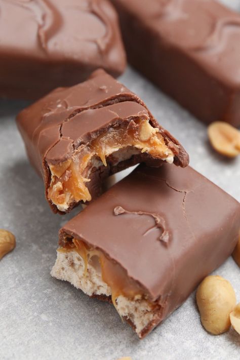 homemade mars bars. Old Fashioned Butter Cake Recipe, Sugar Free Christmas Cookies, Mars Candy, Crunch Bars Recipe, Mars Bars, Homemade Candy Bars, Chocolate Caramel Pretzels, Homemade Chocolate Bars, Crunch Bars