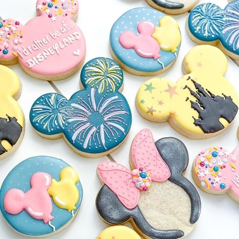 💕Shopping the Magic on Instagram: “🎈🍪💕 @samasweetery “I’d rather be at Disneyland” SAME! Gorgeous cookie set from @samasweetery 🍪💕🍪 @samasweetery . . . . . #disneyland…” Birthday Party Cookies, Disney World Birthday, Mouse Cookies, Minnie Mouse Cookies, Disney Desserts, Disneyland Birthday, Tema Disney, Disney Cookies, Party Cookies