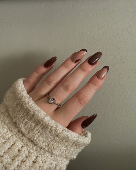 Brown Nail Color and Design Trends for Fall Brown Nails Inspo Aesthetic, Soft Fall Nails, Nails Basic Color, Nail Basic Color, Vintage Nails Aesthetic, Brown Nails Aesthetic, Cozy Nails, Make Up Yeux, Basic Nail