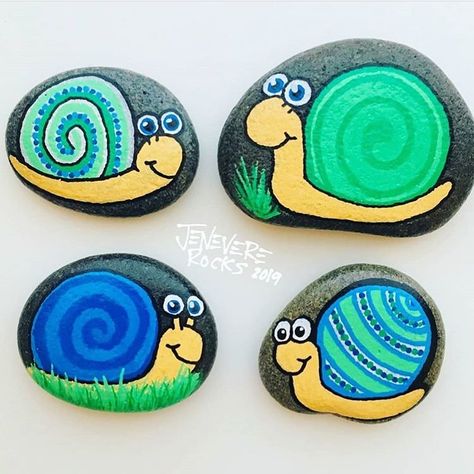 Snails Painted On Rocks, Snail Rock Painting Ideas, Tiny Painted Rocks, Rock Painting Snail, Snail Painted Rock, Snail Painted Rocks Ideas, Caterpillar Rock Painting Ideas, Snail Painting, Snail Painted On Rock