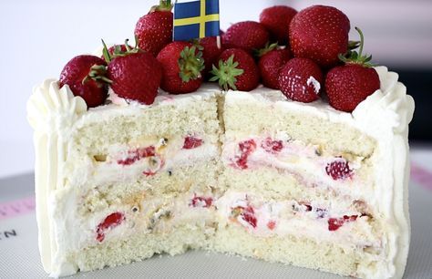 This Friday it´s Midsummer’s Eve, in Sweden which is one of the most celebrated holidays in Sweden. Midsummer’s is the night to stay up all night its sunlight almost 24 hours in some parts of the country! We eat good food and spend time with family and friends. For desserts, nothing beats a classic strawberry Swedish Midsummer, Strawberry Cream Cake, Strawberry Cake Recipe, Cake Recipes At Home, Strawberry Cream Cakes, Strawberry Shortcake Recipes, Strawberry Cake Recipes, Scandinavian Food, Swedish Recipes