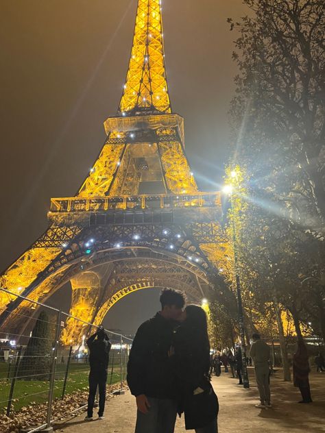 Couple In Eiffel Tower, Effile Tower Couple Pictures, Eiffel Tower Couple Aesthetic, French Couple Aesthetic, Eiffel Tower Couple Pictures, Anna And The French Kiss Aesthetic, Couple In Paris Aesthetic, Paris Couple Aesthetic, Couple Eiffel Tower