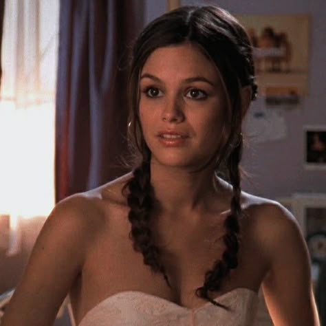 the oc • summer roberts • rachel bilson Summer The Oc, Summer Roberts, Oc California, Character Female, Rachel Bilson, The Oc, Tv Girls, Close To Home, Girl Crushes