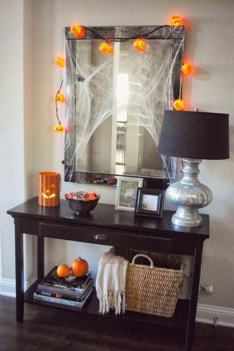 25 Ideas To Style Your Console Table With Spooky Halloween Decorations Country Halloween Decor, Spooky Halloween Pictures, Halloween Entryway, Spooky Halloween Food, Spooky Halloween Costumes, Country Halloween, Cute Halloween Decorations, Casa Halloween, Spooky Halloween Party