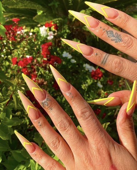 Trendy Stilleto Nails Designs, Simple Summer Nails Stiletto, Yellow Stelito Nails, Summer Nails Stiletto Long, Summer Pointy Nails, Ombre Stilletos Nails, Teal Design Nails, Dope Nail Designs Stilettos, Spring Stiletto Nails 2024