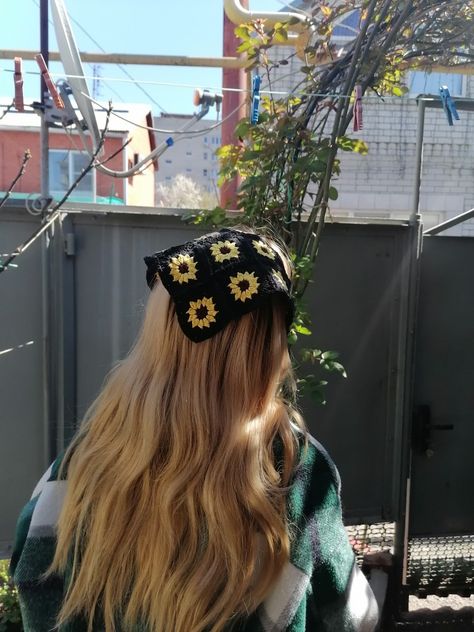 Granny Square Bandana, Bandana Sunflower, Granny Squares Pattern, Crochet Fashion, Crochet Ideas, Granny Square, Crochet Bag, Veil, Crochet Projects