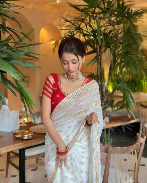 On Sale Rs.1342/- Free Shipping Pure Viscose Georgette Saree 5.5 mtr With Running Contrast Blouse piece 1 mtr. Code:KK1245778508 Red And White Saree, White Blouse Designs, Saree With Contrast Blouse, White Saree, Red Saree, Contrast Blouse, Embroidery Blouse Designs, Georgette Saree, Saree Look