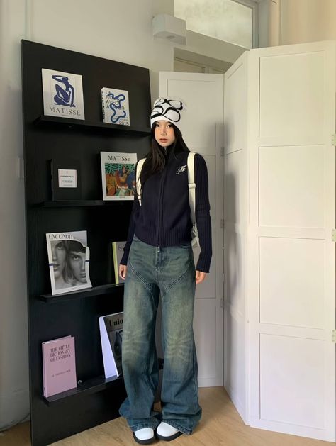 cr to cucaitrangtron on tiktok !! Japan Cold Weather Outfit, Spring Outfits Cold Weather, Rainy Winter Outfit, Cold Day Outfit For School, Simple Outfits Spring, Rainy Days Outfit, Outfits Cold Weather, Straight Denim Jeans, Cold Weather Outfit