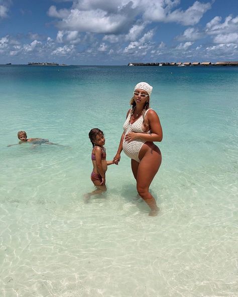 Tammy 🐚 on Instagram: “Today was just so surreal 🫧🐬 Watching baby dolphins flipping in the air. Snorkelling with sharks. Blessed to be able to share these…” Tammy Hembrow Pregnant, Babymoon Outfits, Cute Pregnancy Photos, Tammy Hembrow, Baby Dolphins, Maternity Swim, Pretty Pregnant, Pregnant Mother, Beach Maternity