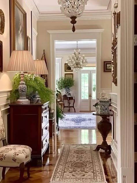 Foyer Traditional Entryway, Neutral French Living Room, House Foyer Ideas, 90s Home, Entrance Way, Nancy Meyers, Casa Vintage, Dream House Interior, Living Room Ideas