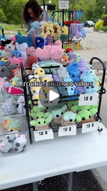 Craft Fair Crochet Display, Crochet Market Setup Ideas, Crochet Craft Fair Ideas Booth Displays, Crochet Craft Fair Ideas, Crochet Market Display, Crochet Market Setup, Market Setup, Crochet Craft Fair, Cute Keychains