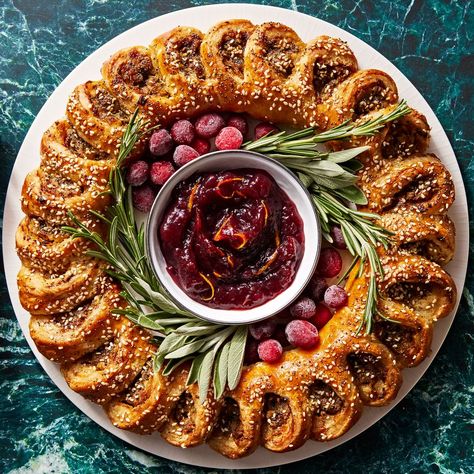 Sausage Roll wreath Sausage Wreath, Wreath Recipe, Roll Wreath, Caramelised Onion, Sausage Roll, Sage Sausage, Black Pudding, Paul Hollywood, Bbc Food