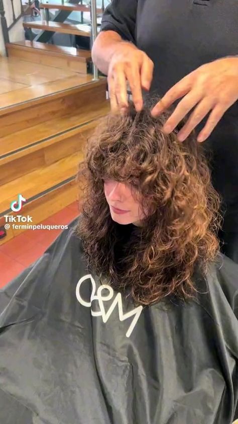 Choppy Shag Curly Hair, Curly 90s Haircut, Curly Shag Haircut Round Face, Shaggy Hair Aesthetic, Butterfly Layers On Curly Hair, Curly Haircut Wolfcut, Shaggy Mullet For Women Long, Curly Rockstar Haircut, Thick Wavy Bangs